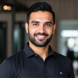 صورة أحمد المنصوري، مدرب شخصي رئيسي، يبتسم بثقة